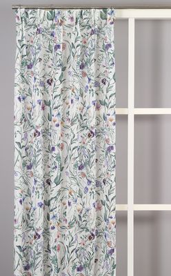 Viola offwhite gardin i ett ljust rum, upphängd vid fönster med tydligt fall och skirt uttryck