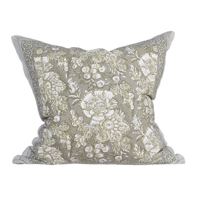 Ljusgrönt kuddfodral Sonia i 100 procent bomull med blommönster och dekorativ bård