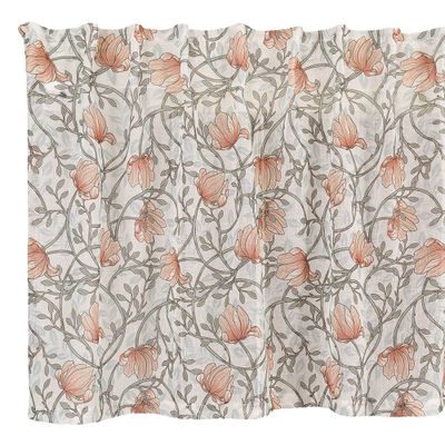 Närbild på Emma grön gardinkappa med gröna blad och aprikosfärgade blommor mot ljus botten