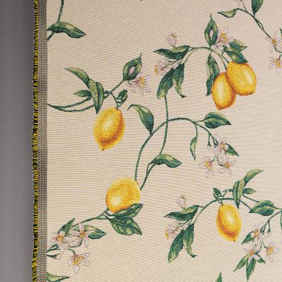 Detaljbild av Irata gobeläng som visar citronmotiv och tygkant i vävd gobelängstruktur.