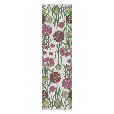 Ekologisk bordslöpare 'Allium' 35X120 cm med ett elegant mönster av alliumblommor, svensktillverkad och GOTS-certifierad.