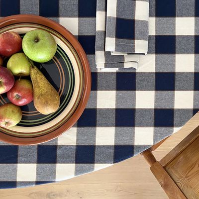 Rutig duk i återvunnet material på bord med fruktskål, skapar en hemtrevlig och hållbar miljö.
