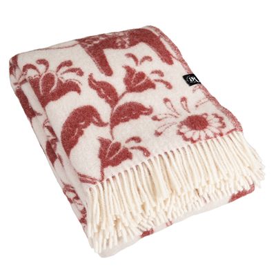 Röd ullpläd med dalahästmönster och ljusa fransar