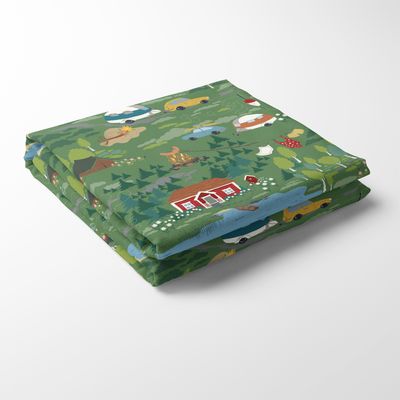 Vikt Semester grön bordsduk med retroinspirerat mönster av sommarlandskap, stugor och bilar
