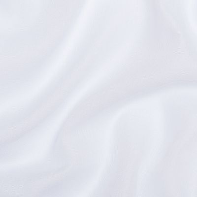 Närbild av vitt skirt gardintyg med fin vävstruktur