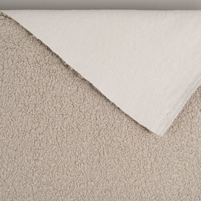 Askgrått möbeltyg med synlig baksida och mjuk fårpälsliknande yta