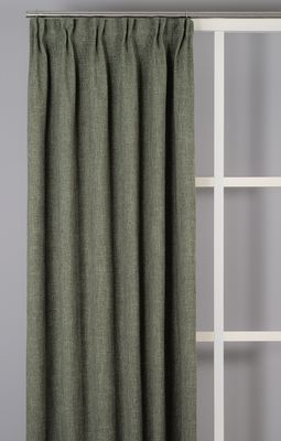 Grön 100% mörkläggande gardin i jordnära ton monterad i fönster.