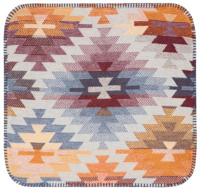 Närbild av vävt mönster i varma toner på ljus bakgrund