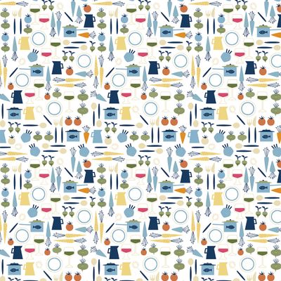 Dinner blå tyg visat över hela tygets bredd med upprepat mönster av köks- och matmotiv på ljus botten.