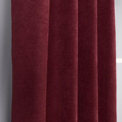 Vinröda färgade Grammont gardiner som erbjuder en lätt ljusdämpning, perfekt för att skapa en harmonisk känsla i inredningen.