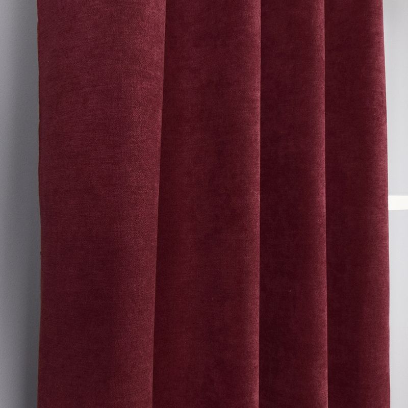 Vinröda färgade Grammont gardiner som erbjuder en lätt ljusdämpning, perfekt för att skapa en harmonisk känsla i inredningen.