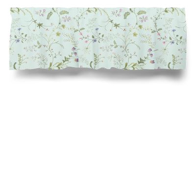 Gardinkappa i ljusblått tyg med små blommor och blad i mjuka färger