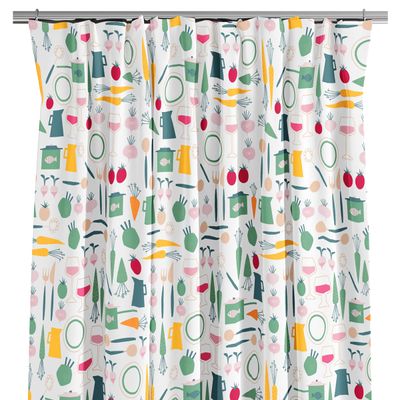 Grön gardin med retro köksmotiv med tallrikar, glas, kannor och grönsaker i gröna, gula och rosa toner