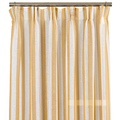 Närbild på Disa gardin med gul och vit blockrand, hängande på gardinstång