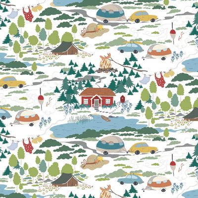 Mönstrat tyg Semester vit med illustrationer av stugor, tält, husvagnar, bilar, skog och sjöar på ljus botten.