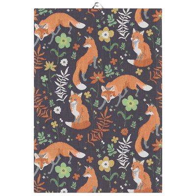 Kökshandduk med mönster av rävar och blommor i naturnära färger på mörk botten.