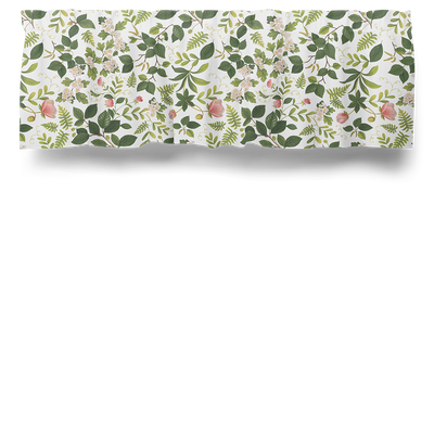 Gardinkappa Blomsterlund i metervara med romantiskt mönster av gröna blad, vita blommor och rosa rosor mot vit bakgrund.