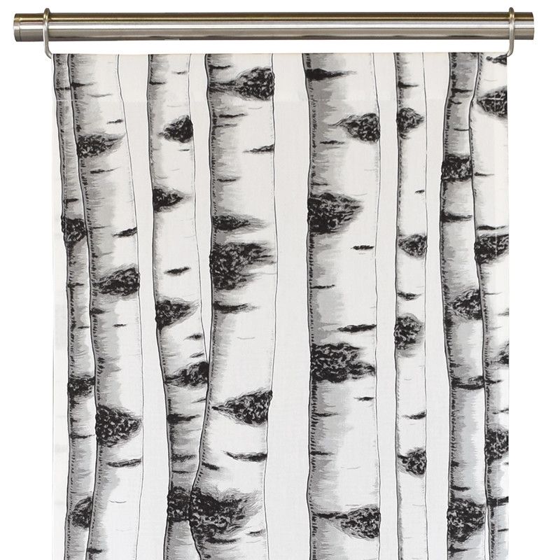 Panelgardiner Skogsbryn från Arvidssons textil med vit botten och mönster av svart-vita björkstammar.