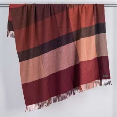 Pleasant Ruby filt som visar hela mönstret och fransarnas avslut