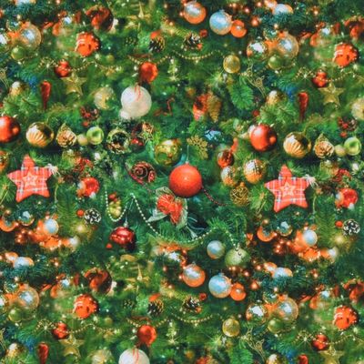 Jultrikå med julgranspynt och julgran