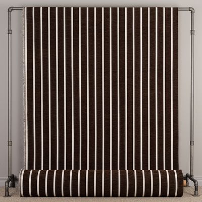 Randigt möbeltyg i mörkbrun färg upphängt i full bredd