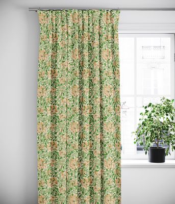Honeysuckle aprikos gardin upphängd i ett ljust fönster, med slingrande växtmotiv och naturligt ljusinsläpp.