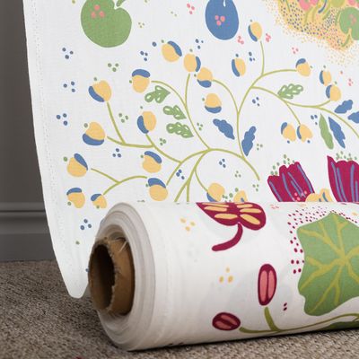 Ailanthus metervara i bomull uppvisad på tyg­rulle med färgglatt mönster