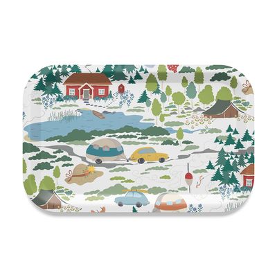 Rektangulär vit bricka med somrigt semestermotiv med stugor, skog, sjö och husvagnar