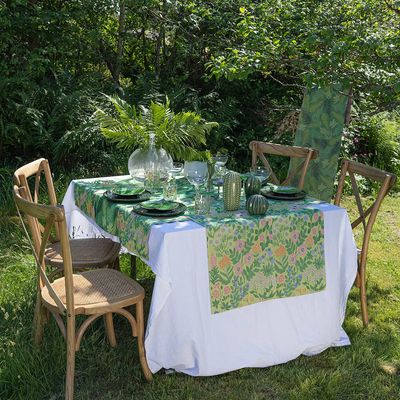 Vildblommor kökshandduk använd vid dukning utomhus med grönskande sommarkänsla