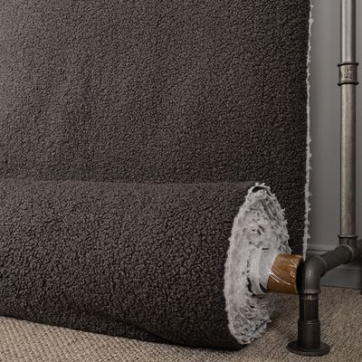 Sheep mörkgrå möbeltyg på rulle som visar tjock struktur och mjuk yta