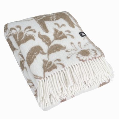 Beige ullpläd med dalahästmönster och vita fransar