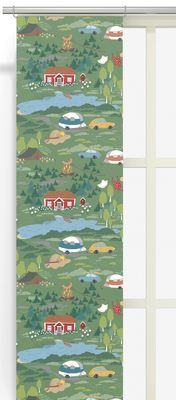 Semester grön panelgardin upphängd i fönster med lekfullt sommarmönster inspirerat av natur och campingliv.