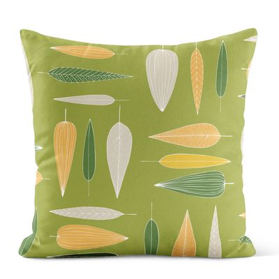 Grönt kuddfodral med stiliserat bladmotiv i gröna och gula toner.