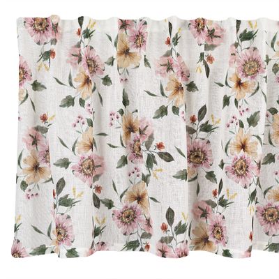 Närbild på Olivia gardinkappa i offwhite med romantiskt blommönster i rosa, gult och grönt på skir vit botten.
