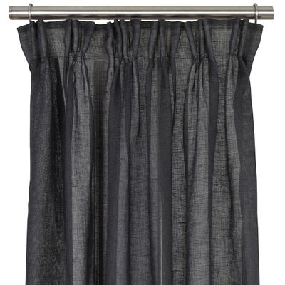 Rea på mörkgrå gardiner i linne