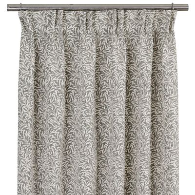 Gardin Ramas i allmogegrön med dekorativt bladmönster upphängd på gardinstång.