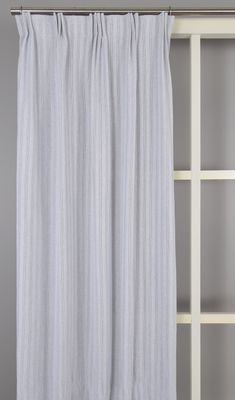 Elegant ljusgråa randiga gardiner från Harriet-serien, ouppfållade med subtil överlocksöm och utrustade med multifunktionella upphängningsband.