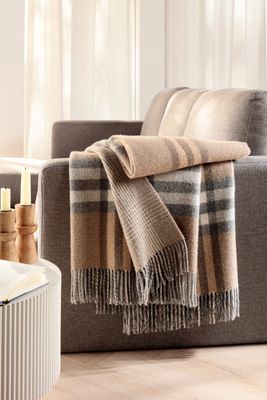 Twin Check pläd draperad över soffa i ljus och stilren vardagsrumsmiljö