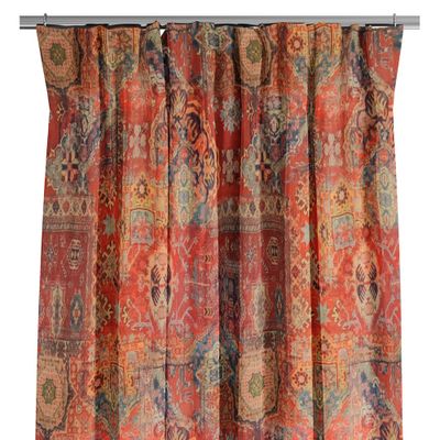 Vackra långa Oriental gardiner med mönster som en orientalisk matta