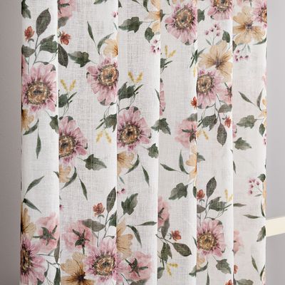 Detaljerad närbild av det skira tyget på Olivia gardin med tryckta blommor