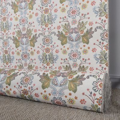 Hedvig gobelängtyg med dekorativt blommönster, visat vikt för att framhäva strukturen