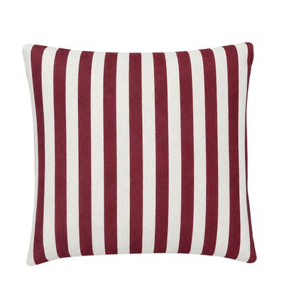 Cruella stripe röd kuddfodral 50x50 med cirka 2,5 cm breda vertikala ränder i rött och offwhite.
