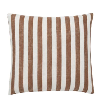 Cruella stripe ljusbrun kuddfodral 50x50 cm med cirka 2,5 cm breda vertikala ränder i ljusbrunt och offwhite.