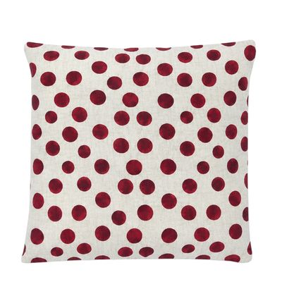 Cruella dot röd kuddfodral 50x50 cm med röda prickar på ljus naturfärgad botten.
