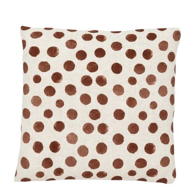 Cruella dot ljusbrun kuddfodral 50x50 med oregelbundet placerade ljusbruna prickar på ljus botten.