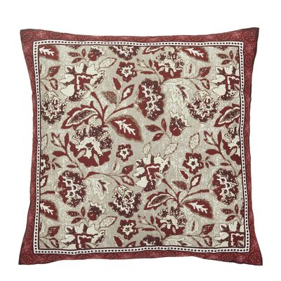 Zerisse kuddfodral med detaljrikt blommönster i vinrött, beige och naturvitt samt dekorativ mönstrad bård.