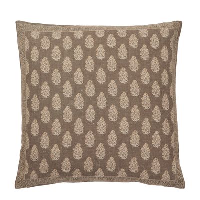 Sia beige kuddfodral 45x45 cm med småskaligt stiliserat växtmönster i brunbeige toner och dekorativ mönstrad bård.