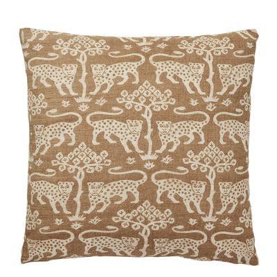 Leone beige kuddfodral 45x45 cm med stiliserade kattdjur och träd i ljust beige mot en varm brunbeige botten.
