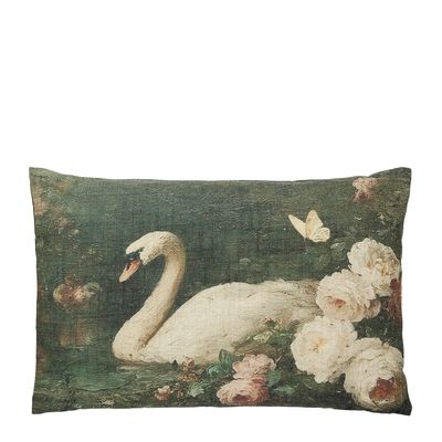 Swan kuddfodral 40x60 cm med måleriskt motiv av en vit svan, blommor och fjärilar mot en mörkgrön bakgrund.