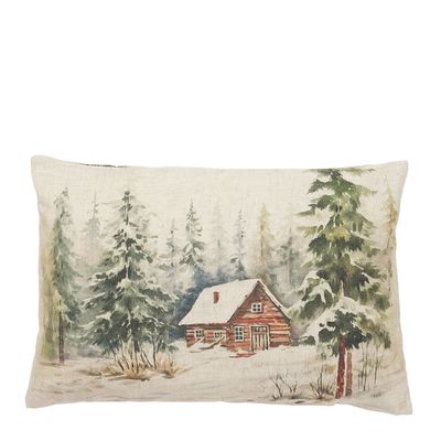 Winter Breeze kuddfodral 40x60 cm med måleriskt vintermotiv av en snötäckt röd stuga omgiven av granar i mjuka naturtoner.